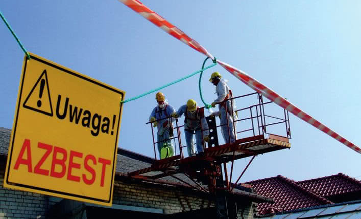 Usuwanie płyt z azbestu i układanie innego pokrycia dachowego